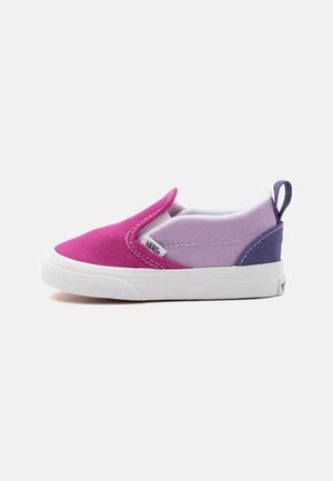 Μικρό Vans slip-on αθλητικό για παιδιά, με χρωματικούς συνδυασμούς σε ροζ, λιλά και μωβ, με λευκή λαστιχένια σόλα και θηλιά στη φτέρνα.