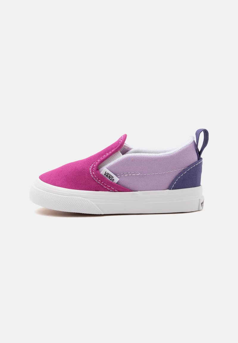 Μικρό Vans slip-on αθλητικό για παιδιά, με χρωματικούς συνδυασμούς σε ροζ, λιλά και μωβ, με λευκή λαστιχένια σόλα και θηλιά στη φτέρνα.