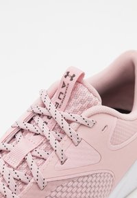 Under Armour CHARGED AURORA 2 - Sapatilha de treino - retro pink/jet gray