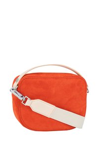 Oranje suède schoudertas met een rechthoekige vorm, lichtgekleurde stoffen riem en zilverkleurige metalen details. Gladde textuur, minimalistisch ontwerp.