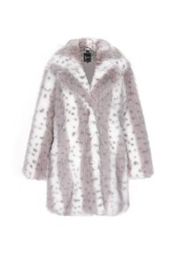 Faux fur frakke med en blød, fluffy tekstur, der har en lys lavendelbund med hvide og sorte pletmønstre samt knaplukninger.