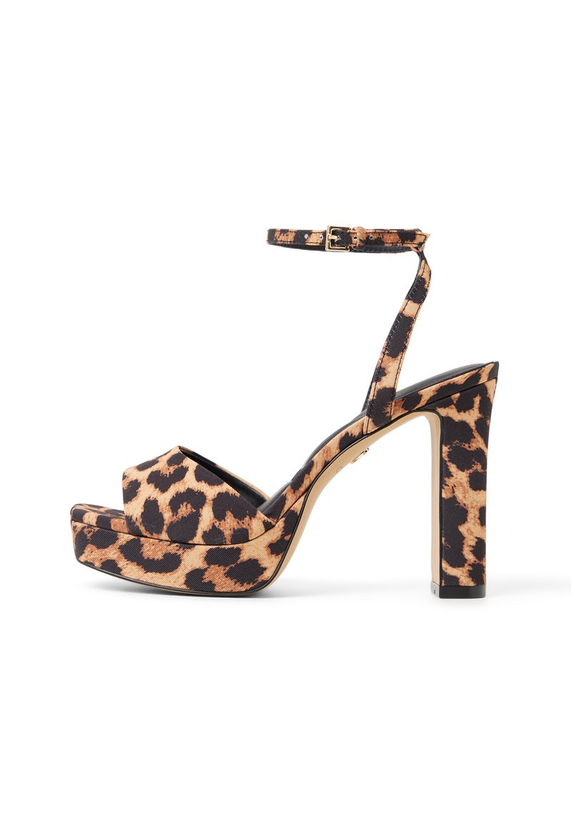 Sandalia de tacón alto con plataforma de estampado de leopardo, con correa en el tobillo y hebilla, diseño de punta abierta y tacón cuadrado sobre fondo blanco.