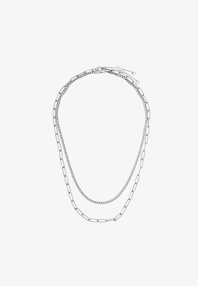 Srebrny naszyjnik warstwowy z mieszanką łańcuchów kablowych i typu paperclip o gładkiej fakturze oraz zapięciu na zatrzask.