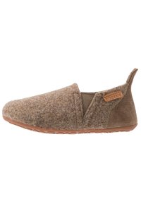 Pantoufles en feutre de laine marron à enfiler avec des panneaux latéraux élastiques, une semelle en caoutchouc et une étiquette en cuir beige sur le côté. Texture douce et forme arrondie.