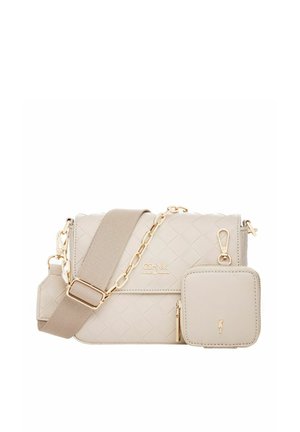 Beżowa pleciona torba nocna z detalem w złotym łańcuszkiem, szerokim beżowym paskiem i przymocowaną małą kwadratową kieszonką z zamkiem i zapięciem.