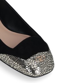 Must musta balletkands featuring metallic kreeka hõbe varbakate ning väikese kuldse logo aktsentiga külje peal. Sile sisepind.