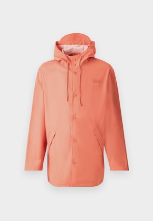 Casaco impermeável coral com capuz, botões de pressão e dois bolsos laterais. Textura suave e corte reto, adequado para uso ao ar livre.