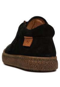 Stivale alla caviglia in camoscio nero con un accento in pelle marrone. Presenta una suola in gomma testurizzata e dettagli di cucitura lungo il lato.