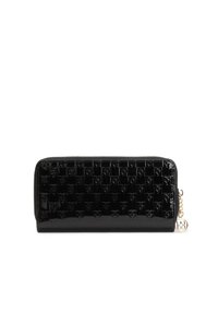 Schwarze Lackledergeldbörse mit eingeprägtem Logo-Muster, Reißverschluss und goldfarbener Hardware-Details. Glatte Oberfläche mit glänzendem Finish.