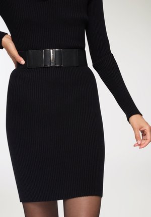 Abito in maglia a coste nera con maniche lunghe, dotato di una cintura nera texture e fibbia metallica, lunghezza sopra il ginocchio, texture liscia.