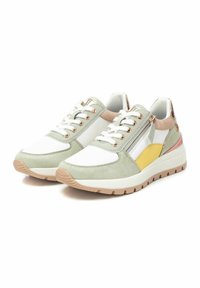 Zapatillas deportivas con cordones que presentan una mezcla de materiales en blanco, verde, amarillo y beige. Parte superior de ante y sintético con una suela texturizada y acentos metálicos.