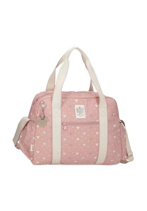 Bolsa de viaje rosa con estampados blancos de la cabeza de Mickey Mouse, bolsillo delantero con cremallera, asas color crema y un llavero con el colgante de Mickey Mouse.