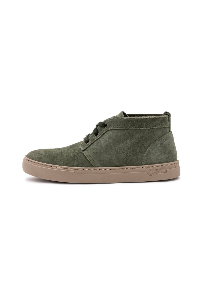 Stivaletti in suede verde con suola in gomma beige, caratterizzati da due occhielli e un dettaglio cucito attorno alla suola. Texture liscia e design minimalista.