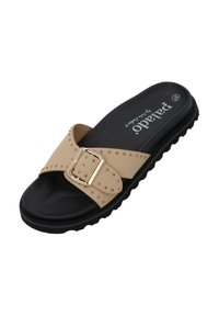 Infradito beige con una vasta fascia testurizzata caratterizzata da borchie metalliche e una fibbia decorativa. Suola in gomma nera con un motivo a onda.