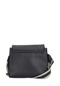 Borsa a tracolla in pelle nera con superficie testurizzata, pattina superiore e tracolla regolabile con un design a righe bianco e nere.