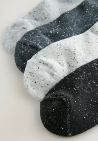Négy pár zokni szürke, világosszürke és fekete színben, pöttyözött mintával. Puha textil, sima felülettel és kerek orral.
