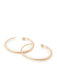 Orecchini a cerchio in oro con una texture intrecciata e una chiusura a post quadrata e liscia. Forma circolare con un profilo sottile, design leggero.
