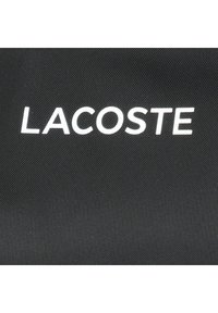 Zwart getextureerde stof met "LACOSTE" prominent weergegeven in vetgedrukte witte letters. Eenvoudig ontwerp zonder extra graphics of patronen.