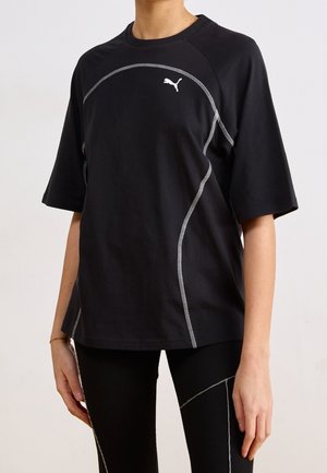 Czarny sportowy T-shirt z krótkim rękawem, z białym przeszyciem ozdobnym i małym logo na piersi, wykonany z lekkiego materiału.