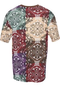 T-skjorte med kort erm med patchwork-design i forskjellige paisley-mønstre i farger som grønn, rød, beige, brun og lilla.