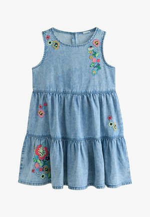 Rochie fără mâneci din denim albastru deschis, cu volane adunate și modele florale colorate brodate pe umeri, fustă și tiv.
