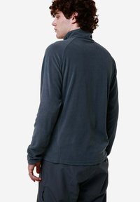 Pullover grigio in pile con colletto alto, maniche lunghe e una texture morbida. Il retro presenta un design senza cuciture, senza loghi o dettagli visibili.
