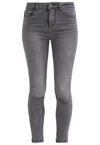 Jean skinny gris en denim, doté d'une taille haute, de cinq poches et d'une texture subtilement délavée sur l'ensemble du tissu.