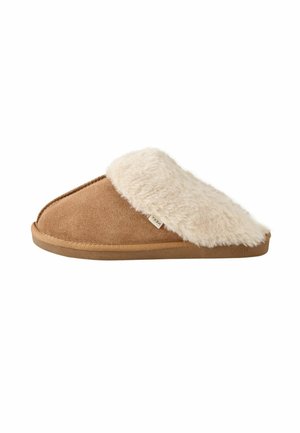 Chausson marron à enfiler avec doublure et semelle en fausse fourrure beige douce, vue de côté sur fond blanc.