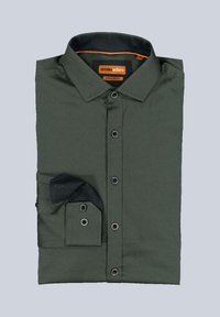 Dunkelgrünes Hemd mit Button-Down-Kragen, kontrastierendem schwarzen Krageninneren und Manschette, mit silbernen Knöpfen und regular fit Design.