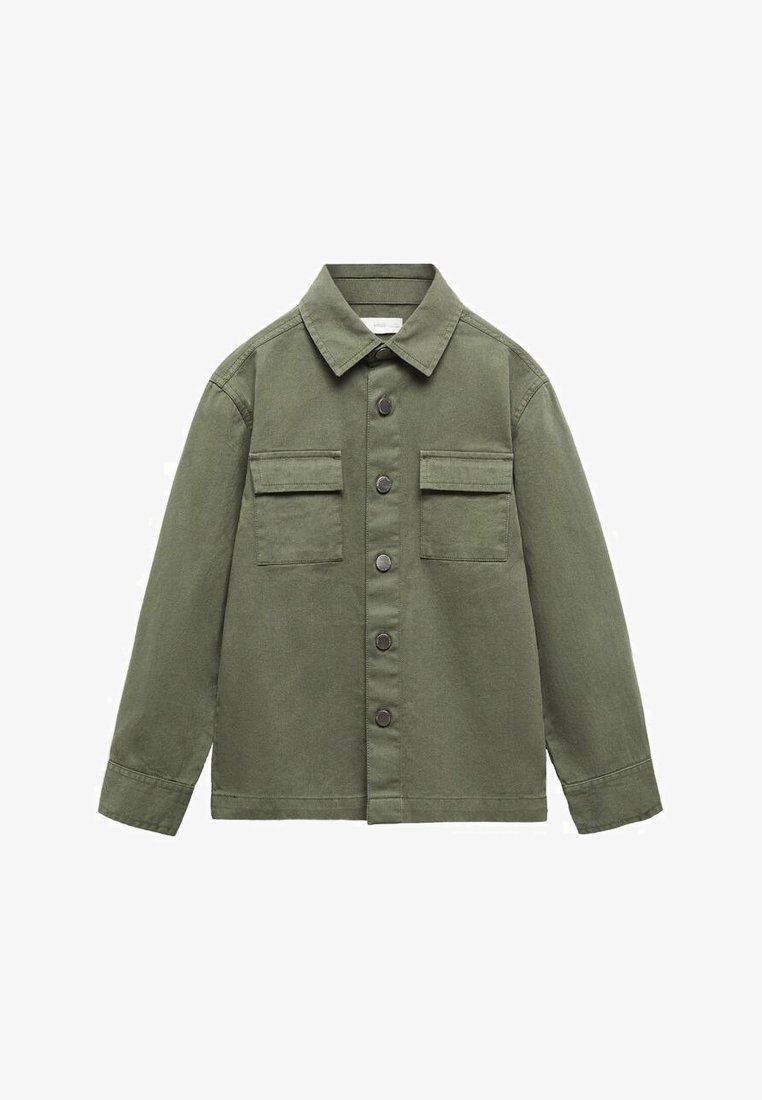 Veste vert olive à boutons, manches longues, deux poches avant à rabat et col classique.