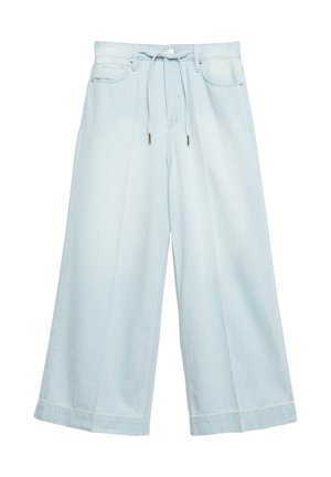 Jasnoniebieskie jeansy o szerokich nogawkach, skrócone, z przednimi kieszeniami i pasem na sznurek, pokazane na białym tle.