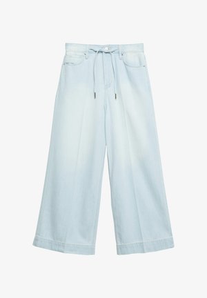 Jasnoniebieskie jeansy o szerokich nogawkach, skrócone, z przednimi kieszeniami i pasem na sznurek, pokazane na białym tle.