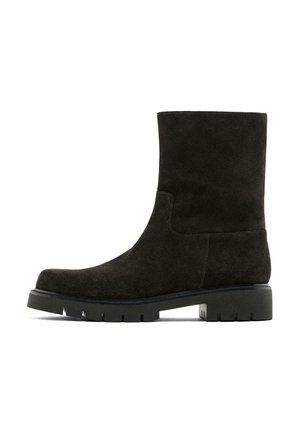 Dunkelgraue Wildleder-Stiefeletten mit runder Zehenpartie, minimaler Naht und einem Blockabsatz, der eine strukturierte, robuste Laufsohle für guten Halt bietet.