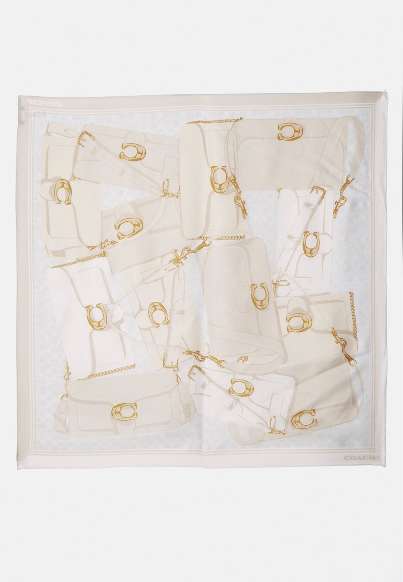 Silke tørklæde med et gentaget mønster af beige håndtasker med guldfarvet hardware og kæde detaljer på en lysegrå baggrund.