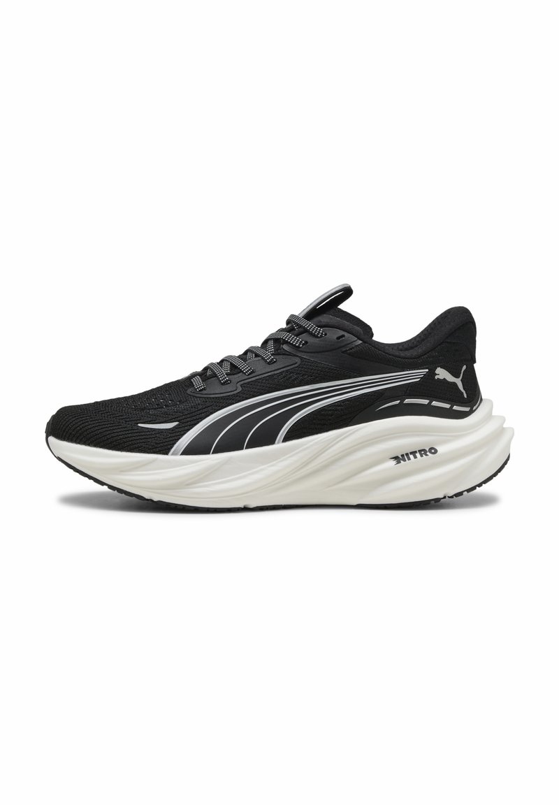 Scarpa da corsa nera con una parte superiore in mesh testurizzato, dettagli riflettenti e una suola intermedia spessa di colore bianco, con un distintivo logo Puma e un sistema di allacciatura.