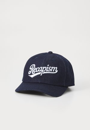 Casquette de baseball bleu marine en tissu texturé avec un logo "Recapism" brodé en blanc sur le devant et une visière courbée.