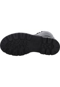 Semelle de botte de randonnée noire avec des crampons profonds, faite d'un matériau en caoutchouc texturé et robuste, et dotée d'un talon plat pour l'adhérence et la durabilité.