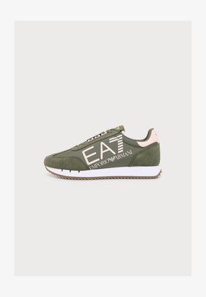 Emporio Armani EA7 sneakers i olivengrøn og beige med hvidt logo, snøredesign og tekstureret brun sål vist på ensartet baggrund.