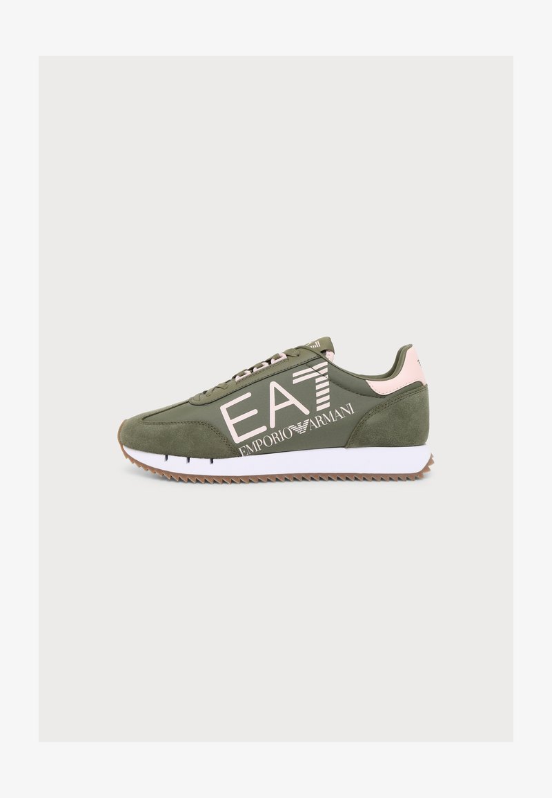 Αθλητικό παπούτσι Emporio Armani EA7 σε ελιά και μπεζ με λευκό λογότυπο, σχεδιασμό με κορδόνια και υφασμένο καφέ πάτο, επάνω σε απλό φόντο.