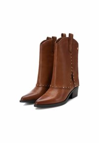 Carmela Botines - camel