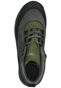 Grijze en groene wandelschoenen gemaakt van suede en synthetisch materiaal, met zwarte veters, een gevoerde kraag en een kenmerkend logo op de tong.