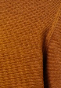 Maglione lavorato a maglia giallo senape con un motivo a nido d'ape testurizzato e scollatura rotonda, dotato di polsini e orlo a coste.