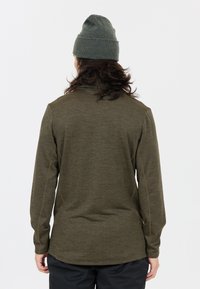 Olivengrønt langærmet skjorte med tekstureret stof og kontrasterende sømdetaljer, parret med en matchende hue, set fra bagsiden.