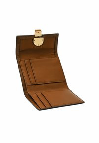 Portefeuille en cuir marron avec un fermoir doré, dotée de plusieurs emplacements pour cartes et d'une texture lisse, conçu avec une forme simple et élégante.