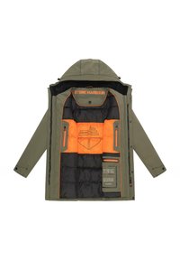 Olive zelena parka jakna s patentnim zatvaračem sprijeda, koja ima narančasto-crnu izolacijsku podstavu, podesivu kapu i više džepova.