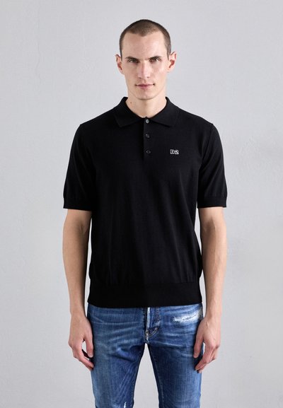 Polo noir à manches courtes avec ourlet côtelé et patte à trois boutons, présentant un petit logo "D2" sur la poitrine gauche.