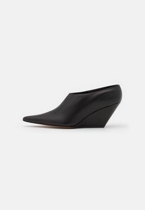 SLANT - Pumps med kilklack - black