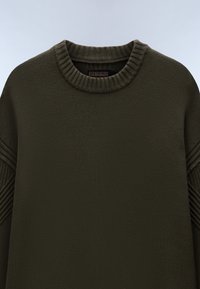 Maglione in maglia verde scuro con collo a girocollo a coste e dettagli a coste sulle maniche.