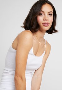 Hanro SEAMLESS SPAGHETTI TOP - Undertrøjer - white