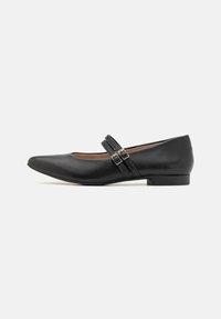Scarpe Mary Jane in pelle nera con punta appuntita, due fibbie a cinturino, tacco basso e texture liscia. Progettate per un aspetto formale.